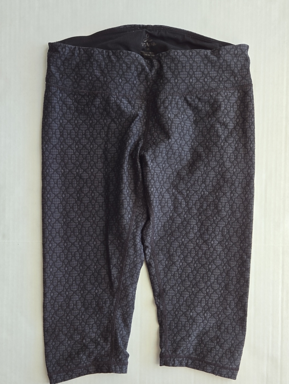 Prana Women's Misty Knicker Capri Quilted-Pattern Black Grey Stretch Leggings, M